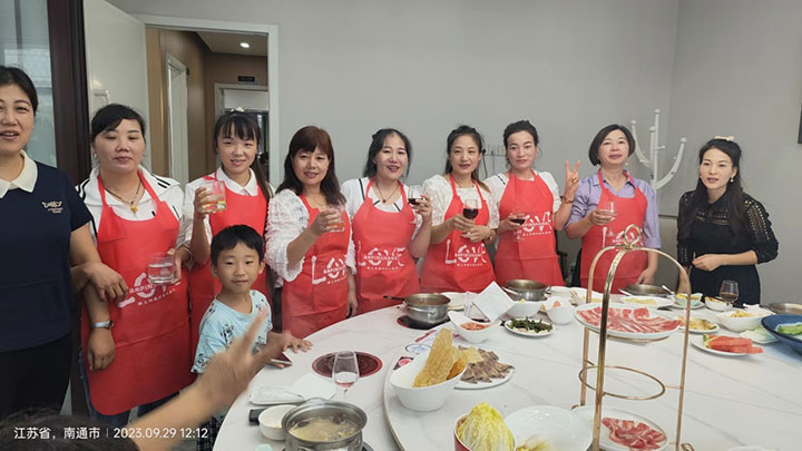9月29日恰逢中秋佳节，68人赴市区品尚豆捞聚餐联欢